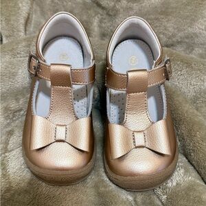L’Amour Rose Gold Emma Bow t-strap shoes. Size 7 EUC